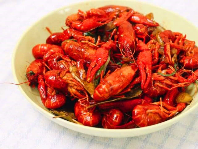 做小龙虾时,直接煸炒可不对,先做这一步,肉质鲜嫩不松散