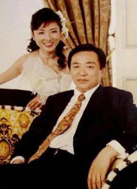 51岁周涛近照,隐瞒了15年老公,原来是我们熟悉的他