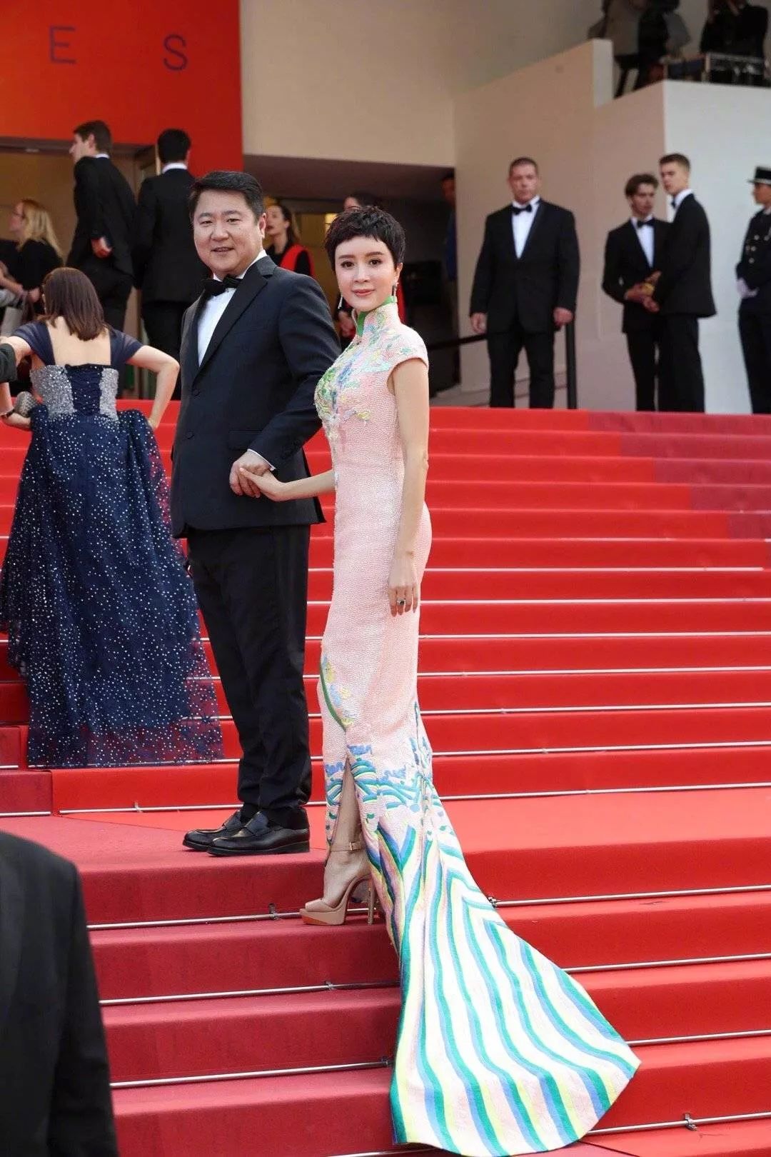 金巧巧6岁女儿2岁儿子曝光!人脉强大!李连杰章子怡都得敬三分!