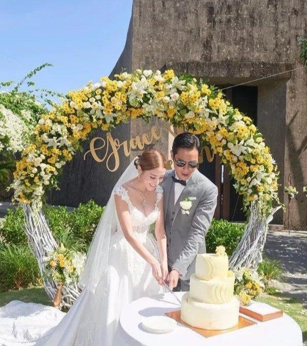 视帝郑嘉颖给儿子办百日宴 首次曝光儿子正面照呆萌可爱像爸爸