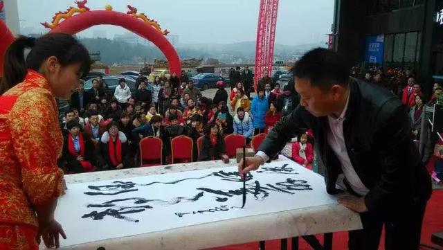 书法家艾有生 构思浑润 笔锋劲道