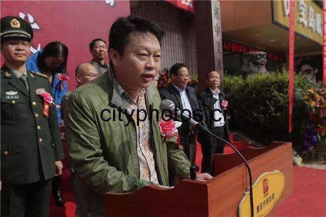 书法家艾有生 构思浑润 笔锋劲道