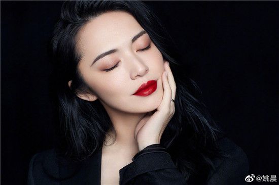 把手搭在刘德华肩上拍照的姚晨,能告诉大家是啥感觉吗?
