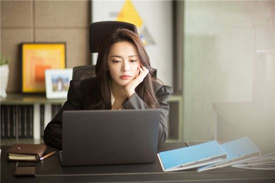 把手搭在刘德华肩上拍照的姚晨,能告诉大家是啥感觉吗?