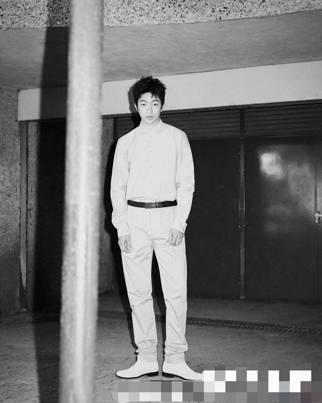 屈楚萧近照,留着锅盖头似乎胖了点,和他搭戏的女主神似陈都灵