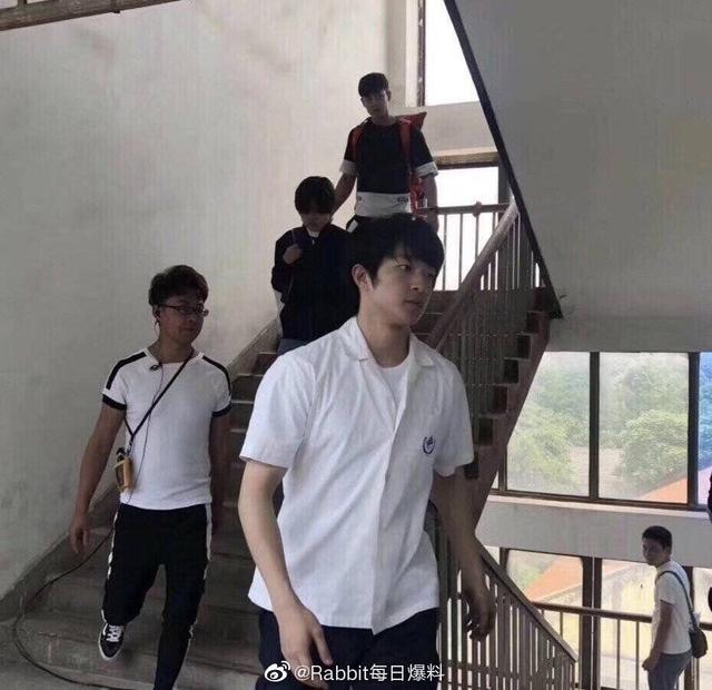 屈楚萧近照,留着锅盖头似乎胖了点,和他搭戏的女主神似陈都灵
