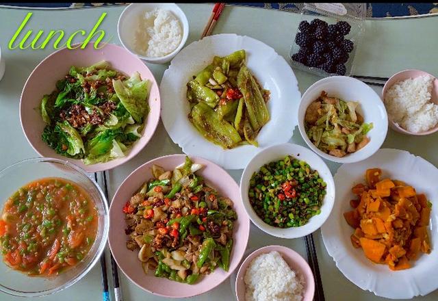 沈梦辰六一给父母做饭,8盘菜秀厨艺,和小鲜肉合影不见杜海涛?