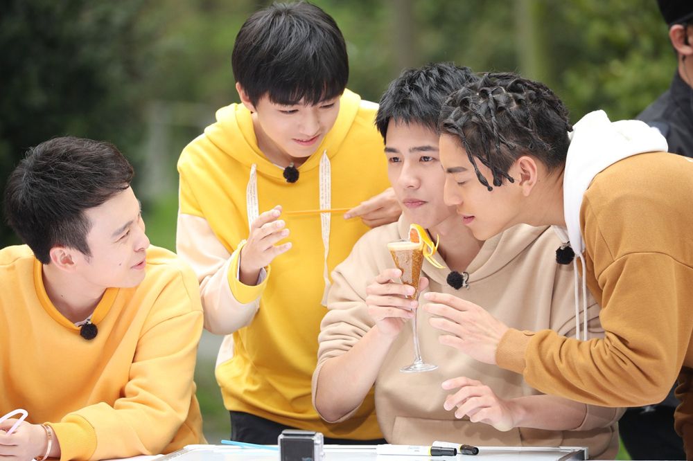 刘昊然遭遇“塑料情”,被王俊凯、魏大勋和王大陆晒丑哭剧照