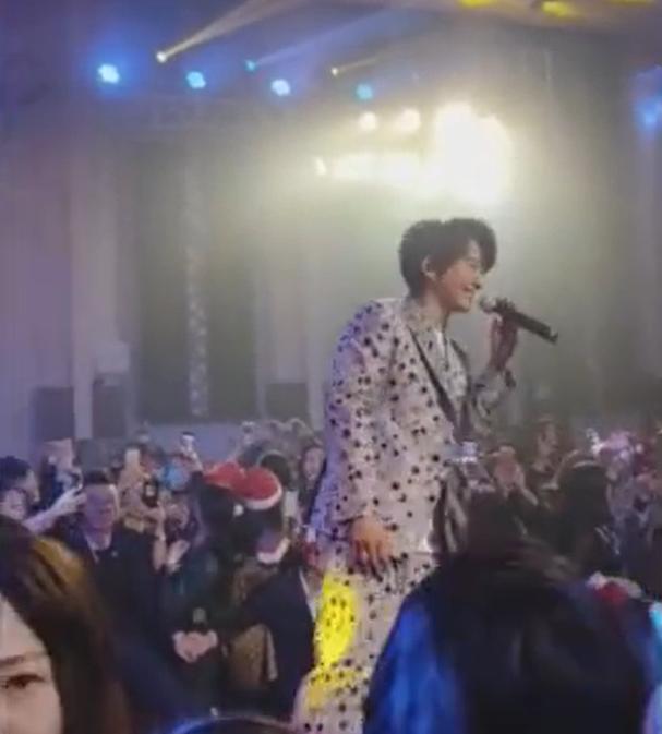 曾是TVB当红小生,却被雪藏18年,现低调复出靠商演直播维持生计