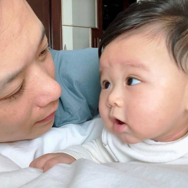 胡杏儿老公晒与儿子同框喝果汁,父子俩长得太像,动作神同步