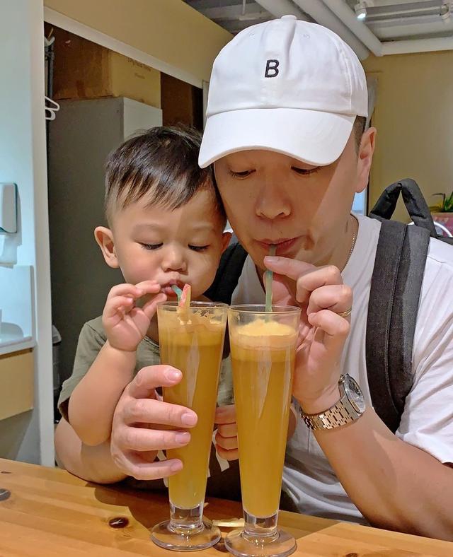 胡杏儿老公晒与儿子同框喝果汁,父子俩长得太像,动作神同步