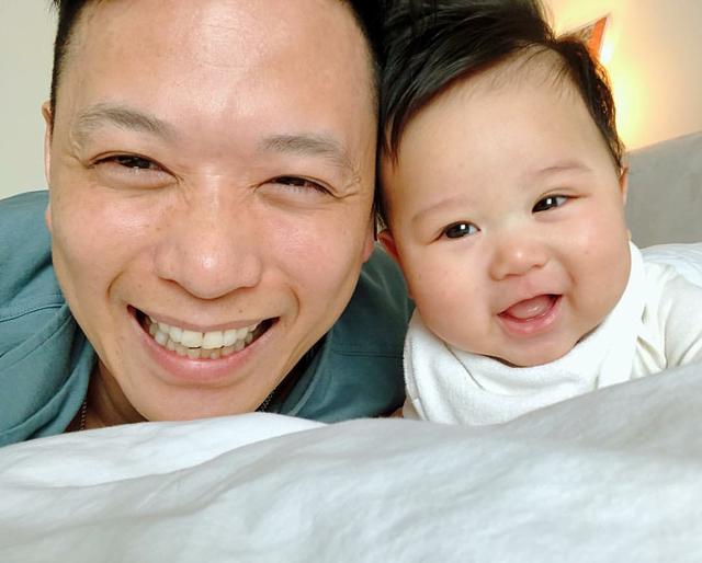 胡杏儿老公晒与儿子同框喝果汁,父子俩长得太像,动作神同步