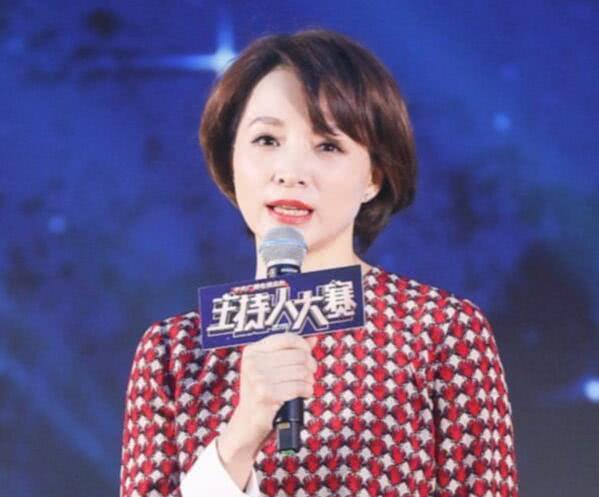 董卿升格当主持人大赛评委,央视新一姐的称号有望落到她的头上