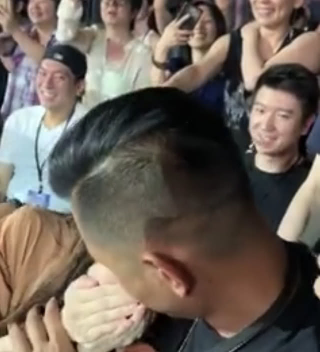 大S夫妇合体看演唱会!汪小菲增高鞋抢镜,大S又瘦又白美爆了