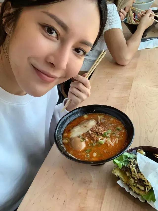 TVB宅男女神赴美国进修演技 课余性感爬山减压:学生生活好充实