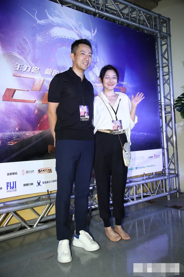 大S夫妇合体看演唱会!汪小菲增高鞋抢镜,大S又瘦又白美爆了