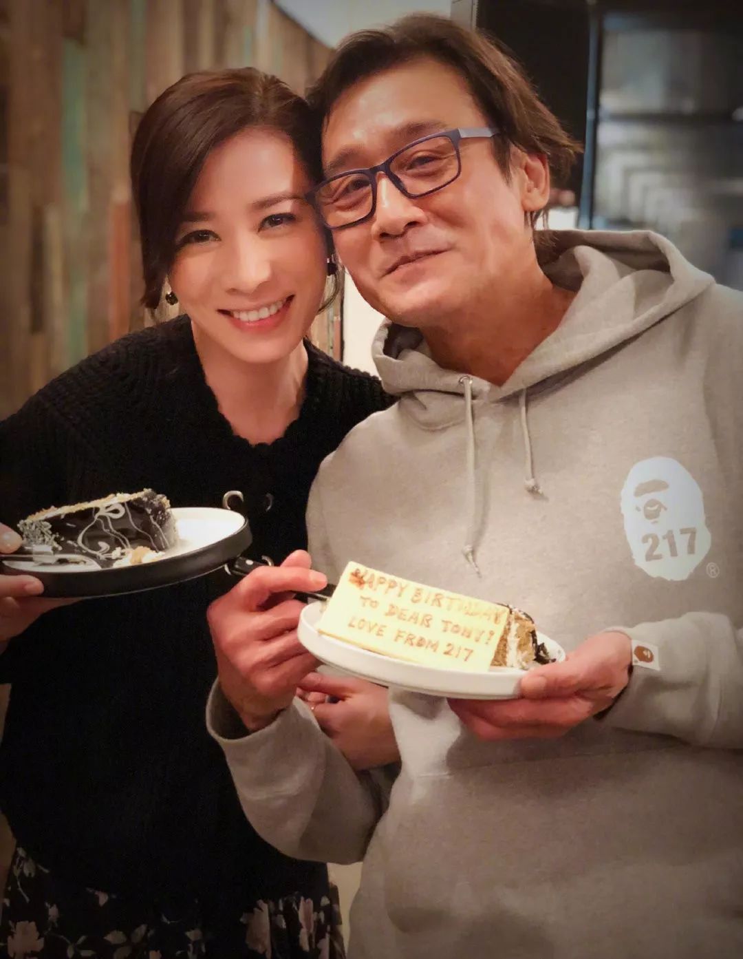 乖张优雅了30多年,“老小孩”梁家辉长不大!
