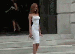 搞笑GIF:姑娘 你今天穿的裙子有点紧 怎么看起来有点怪怪的