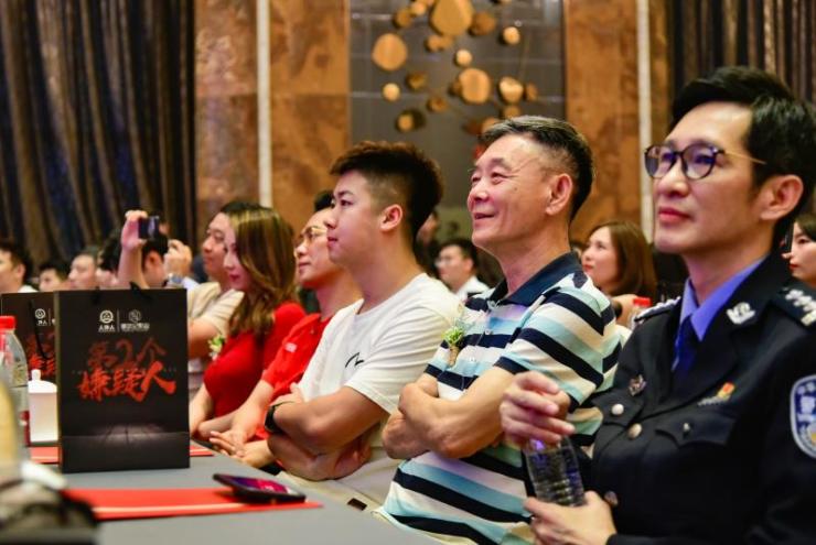 悬疑推理电影《嫌疑人》举办开机发布会,王劲松等演员到场