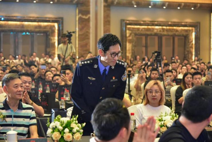 悬疑推理电影《嫌疑人》举办开机发布会,王劲松等演员到场