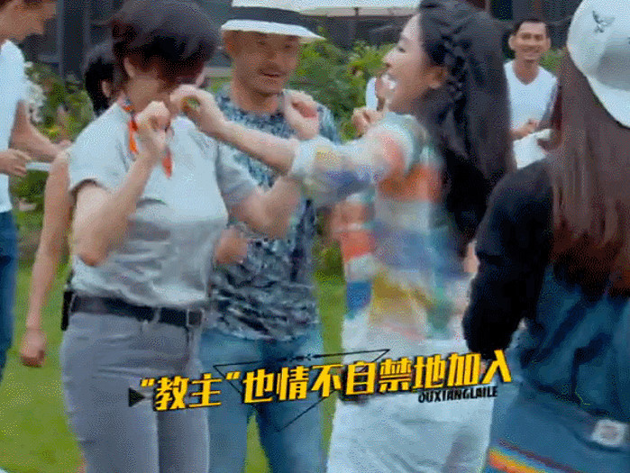 被传离婚的林青霞放飞自我!霸气亲吻男友人,看演唱会还大扭腰肢