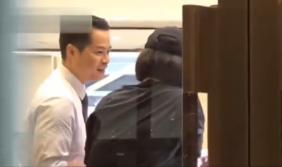 被传离婚的林青霞放飞自我!霸气亲吻男友人,看演唱会还大扭腰肢