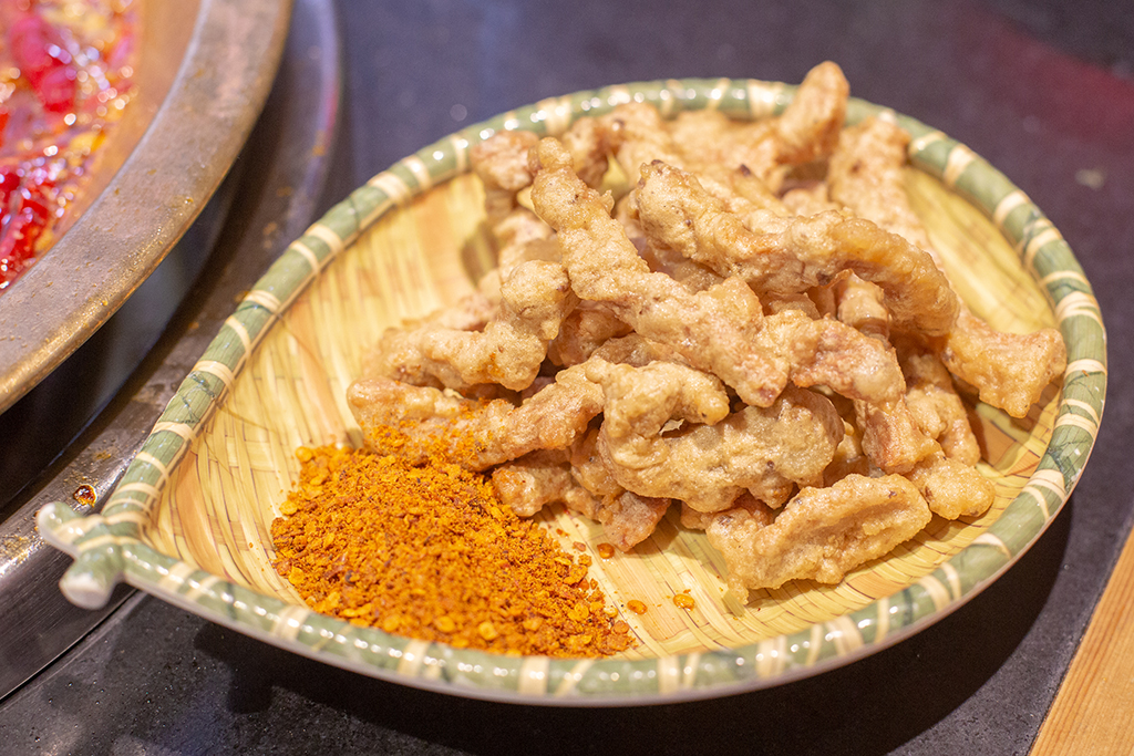 成都最窄的火锅店,靠窗只能摆下一张桌子,还只能坐三面