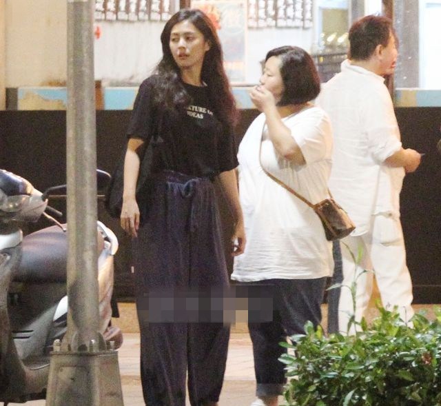 Selina深夜与妹妹聚餐,姐妹俩一同返家意外曝光其8000万新豪宅