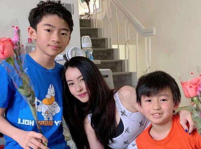 张柏芝带小儿子现身香港为防止正面曝光 亲弟弟全程陪同