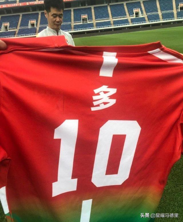 接班郑智!归化中场穿鲁能10号球衣,专家:他永远无法为国足出战