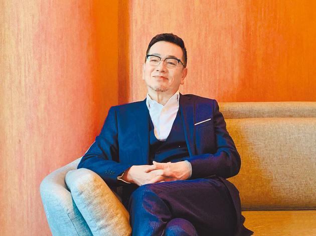 老戏骨不适应机场被粉丝围拍,满脸严肃询问:蔡徐坤在后面