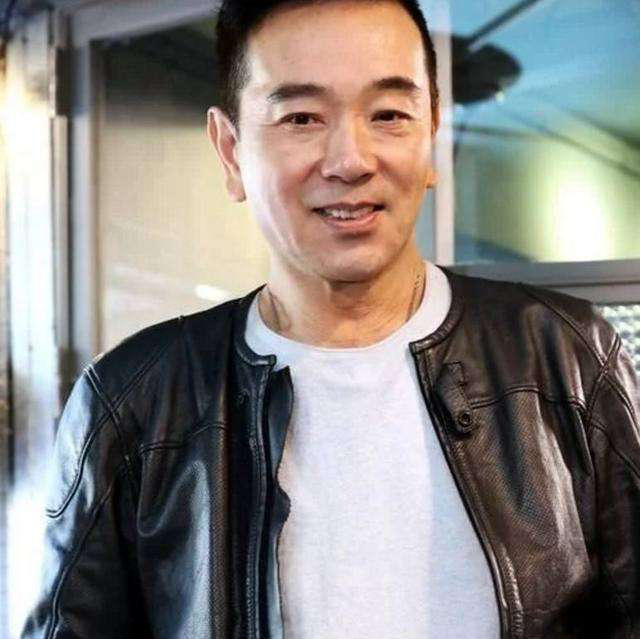 老戏骨不适应机场被粉丝围拍,满脸严肃询问:蔡徐坤在后面
