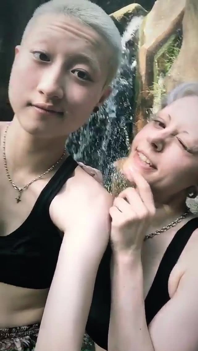 吴卓林向吴绮莉宣示主权,带妻子小溪边游玩,日子过得很快活