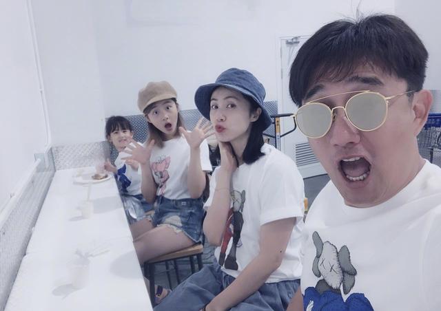 黄磊一家四口穿亲子装,多多卖萌,妹妹独享美食,弟弟不配拥有姓