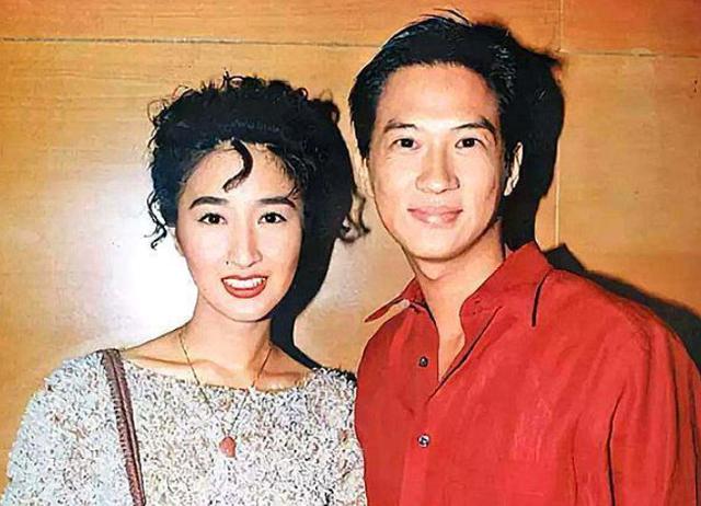张家辉老婆关咏荷近照曝光,黄色短发身材保养好,54岁美貌依旧