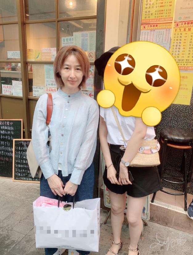 张家辉老婆关咏荷近照曝光,黄色短发身材保养好,54岁美貌依旧