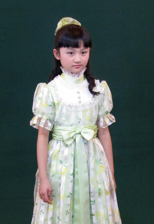 她13岁长胖演《花千骨》被骂,后留学5年没拍戏,今瘦成83斤变美