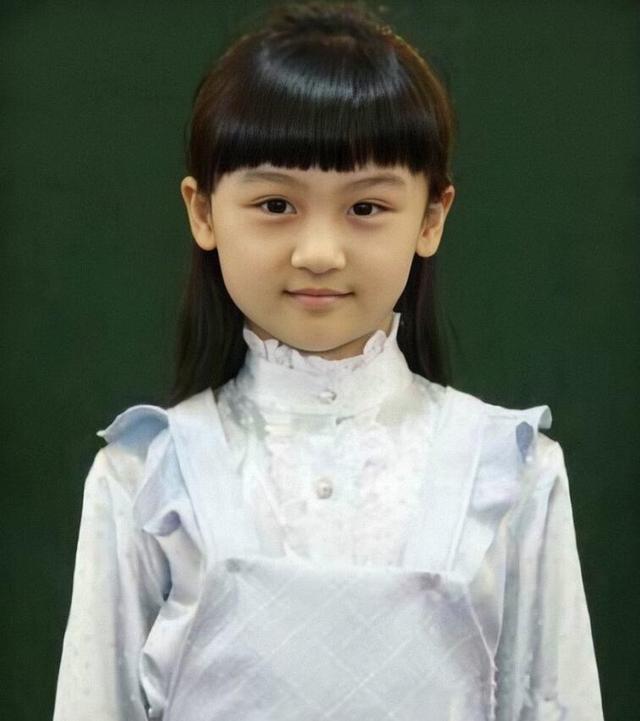 她13岁长胖演《花千骨》被骂,后留学5年没拍戏,今瘦成83斤变美