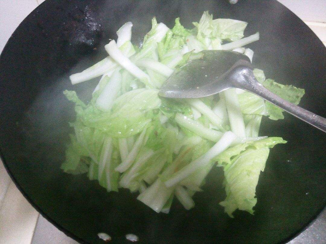炒白菜时,万万不可直接焯水,少了这1步,不香不脆,还发黑!