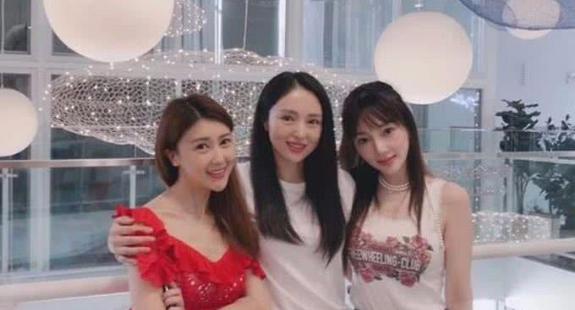 李小璐事业最低谷时,董璇一直陪伴着她,两人亲如姐妹