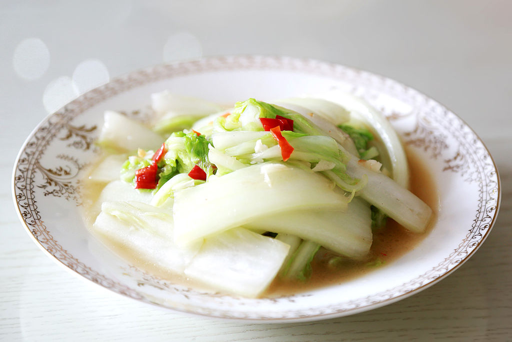 炒白菜时,万万不可直接焯水,少了这1步,不香不脆,还发黑!