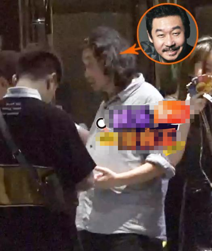 58岁喜剧大咖刘桦近照气质全无,长发凌乱肚腩大,近四年无片约?
