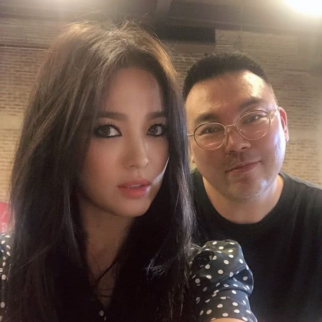 宋慧乔新照曝光身穿黄色花裙娇俏可爱,不过衣服紧,扣子快要崩开