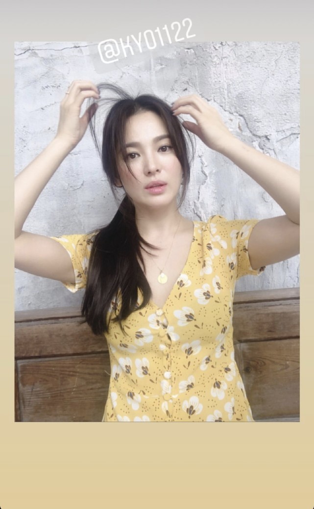 宋慧乔新照曝光身穿黄色花裙娇俏可爱,不过衣服紧,扣子快要崩开