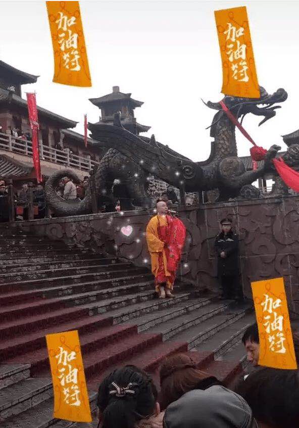 61岁唐僧徐少华穿袈裟献唱,观众围了两层楼场面浩大