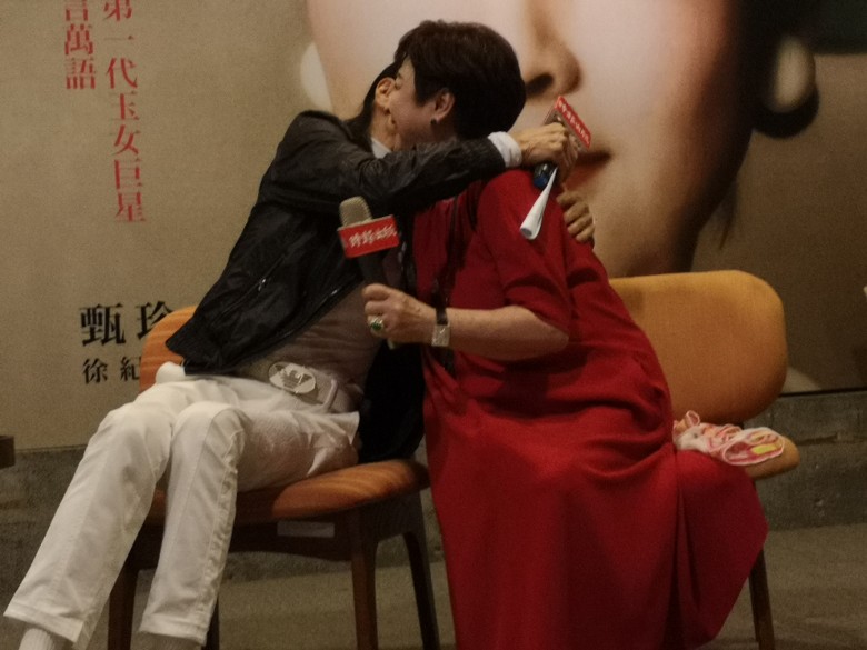 谢贤出面为离婚40余年前妻站台,当众亲吻表白:我永远爱你