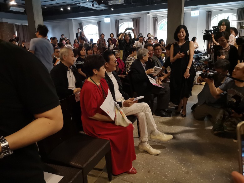 谢贤出面为离婚40余年前妻站台,当众亲吻表白:我永远爱你
