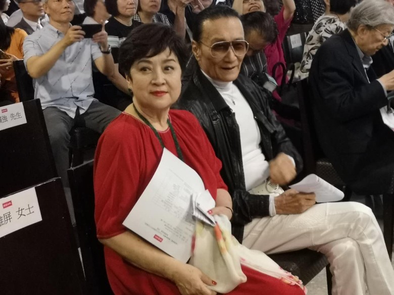 谢贤出面为离婚40余年前妻站台,当众亲吻表白:我永远爱你