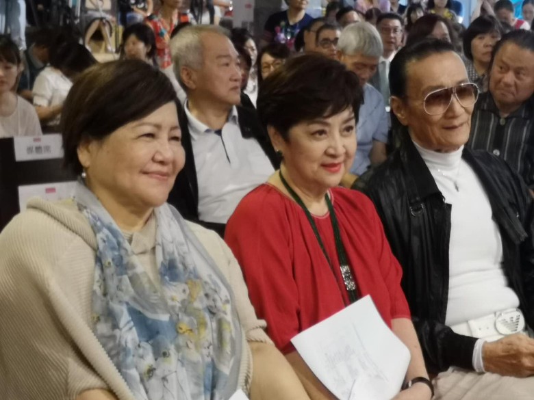 谢贤出面为离婚40余年前妻站台,当众亲吻表白:我永远爱你