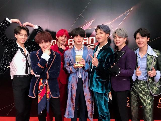 防弹团再夺国际榜单冠军!世界巡演票房喜人,K-POP旋风刮遍全球